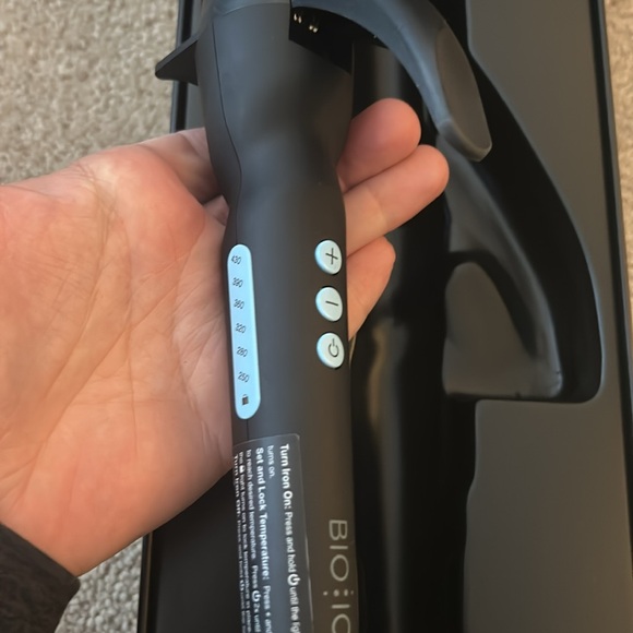 New Bio Ionic long barrel styler 1.5” curling iron - Picture 6 of 8